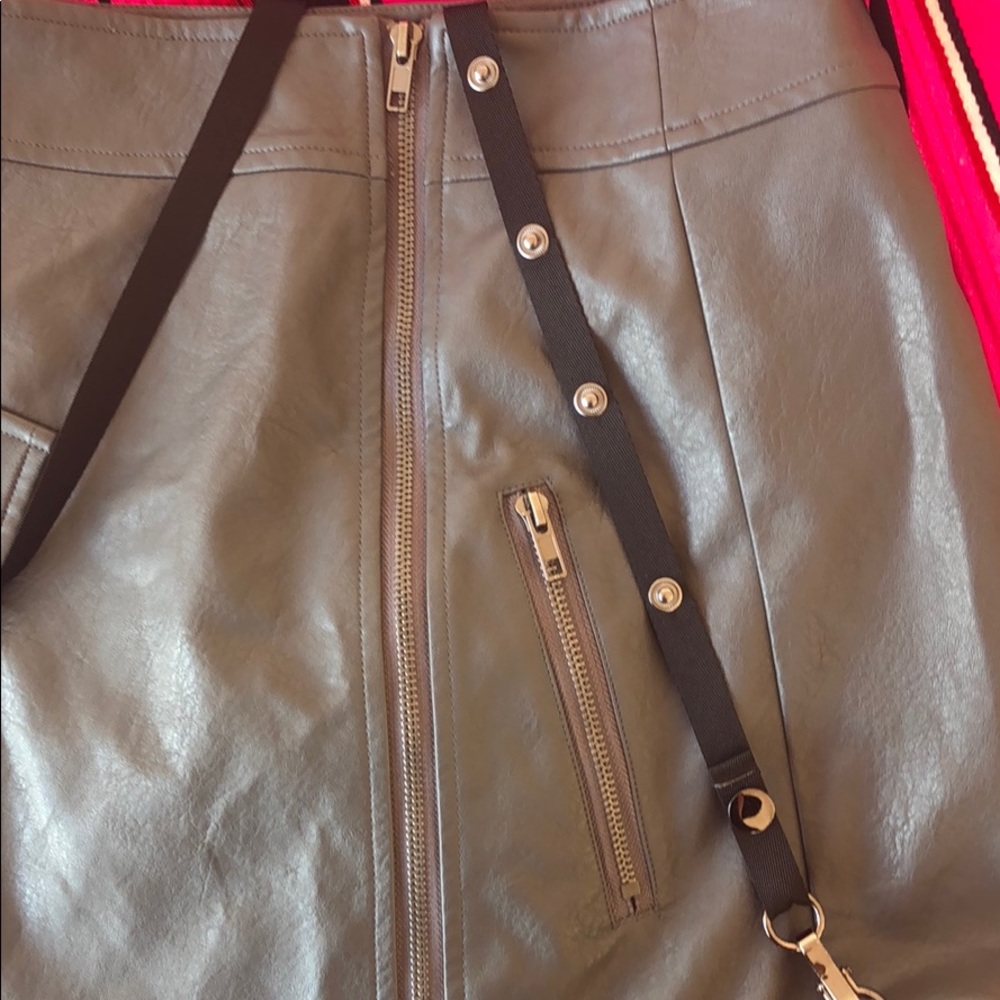 Gray Leather zip up skirt with black strap detail - Picture 4 of 6